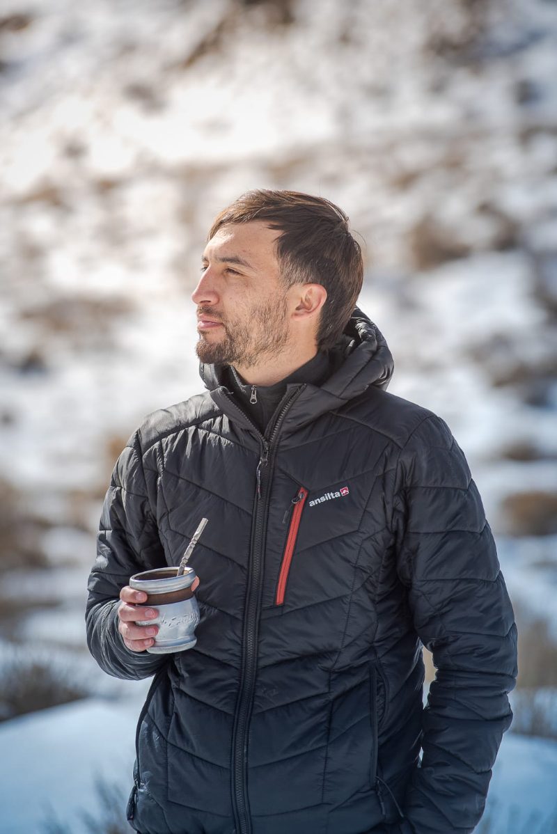 Marcos Rio con un mate, en la montaña nevada de Mendoza.